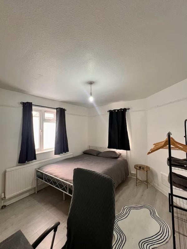 Photo 1: Room Shot