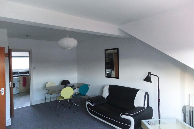 Photo 1: Spacious Lounge