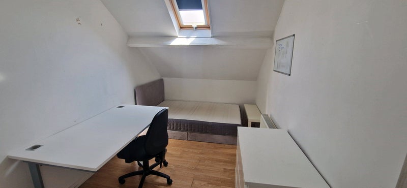 Photo 1: ROOM6 £400 - Available