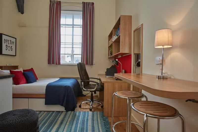 Photo 1: The room is similar to this. The position of the furniture is different.