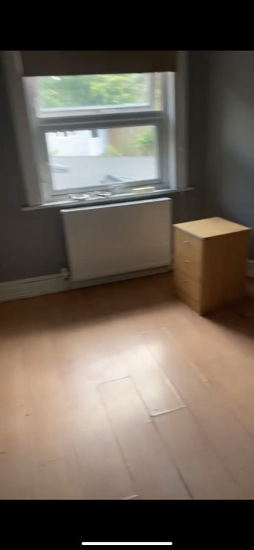 Photo 4: Double bedroom