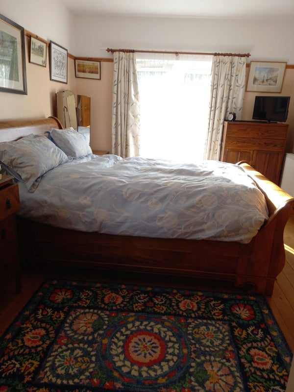 Photo 1: King-size room with ensuite