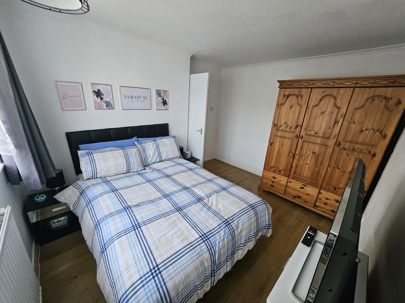 Photo 1: Double bedroom 