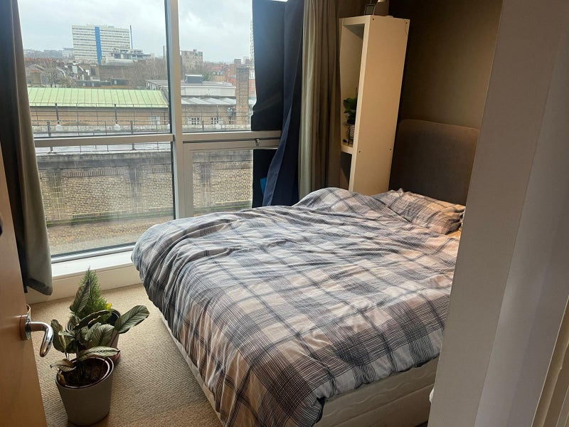 Photo 1: View into the room (south facing window)