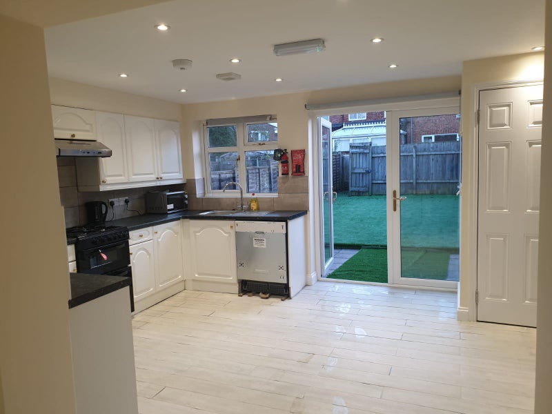 Photo 1: Modern Furnished Kitchen