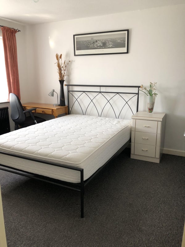 Photo 1: Bedroom