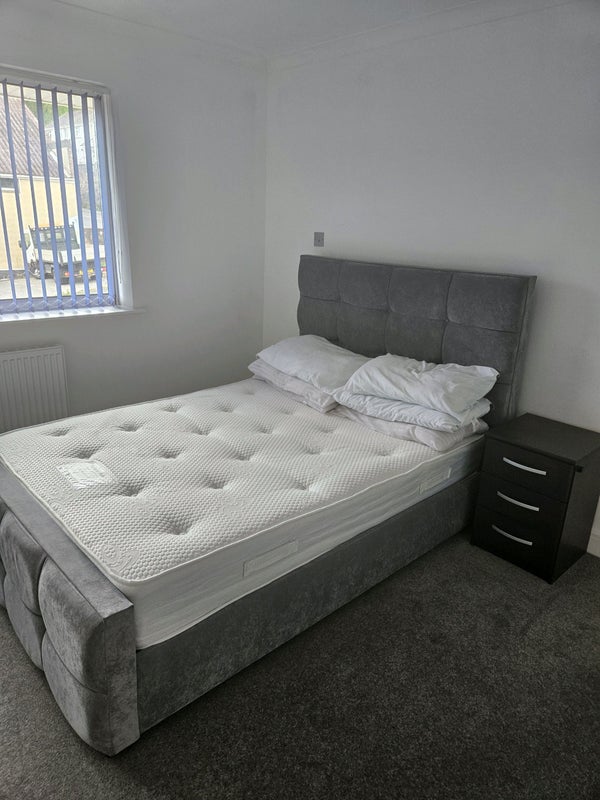 Photo 6: Front bed