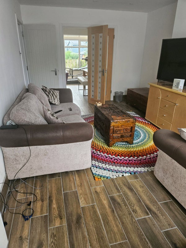 Photo 2: Lounge
