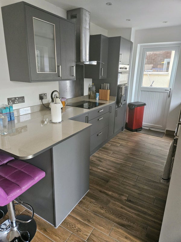 Photo 4: Kitchen