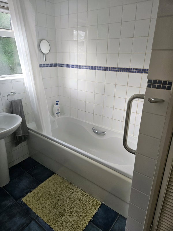 Photo 9: Upstairs bathroom