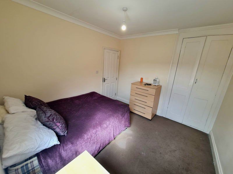 Photo 1: FF - Double Bedroom 3 