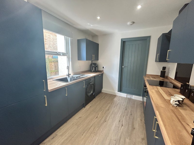 Photo 1: Kitchen