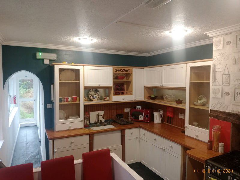 Photo 1: Well equipped spacious kitchen