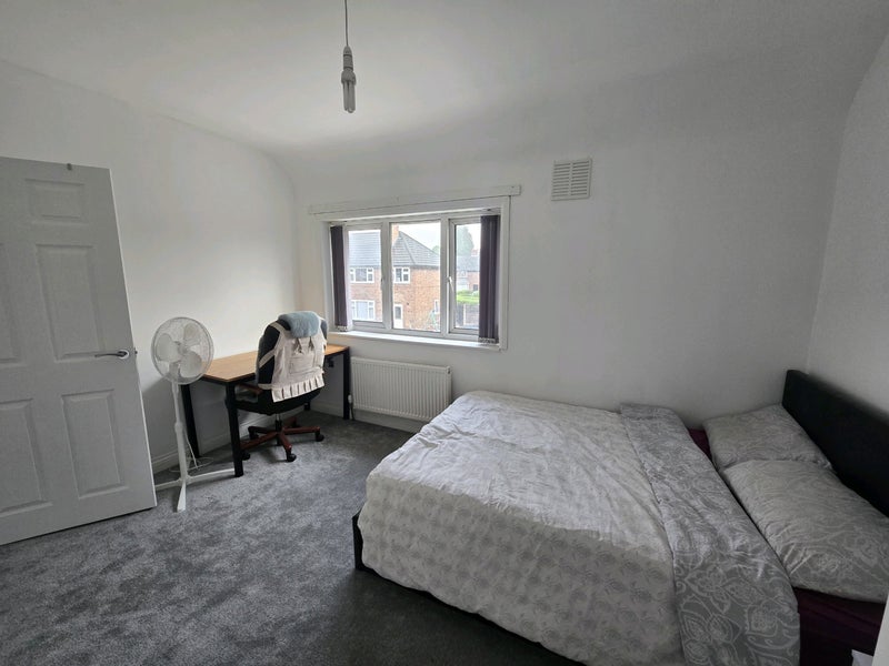 Photo 1: Large bedroom