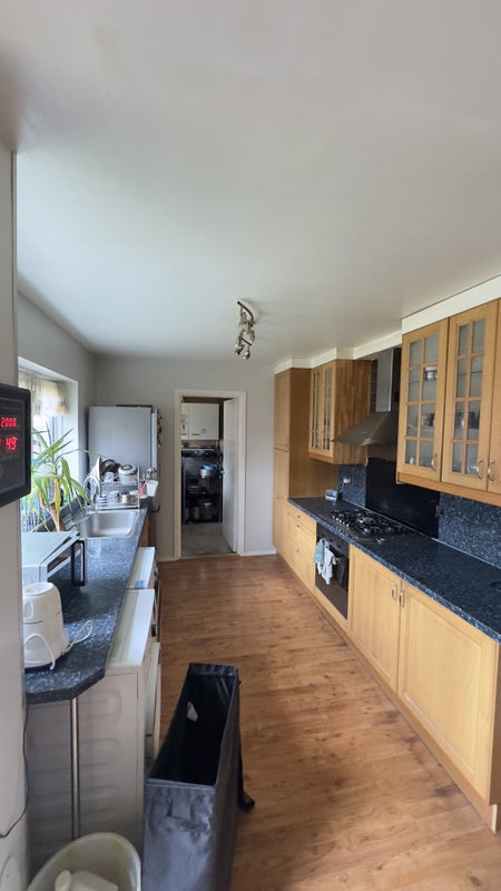 Photo 1: Fully fitted kitchen 