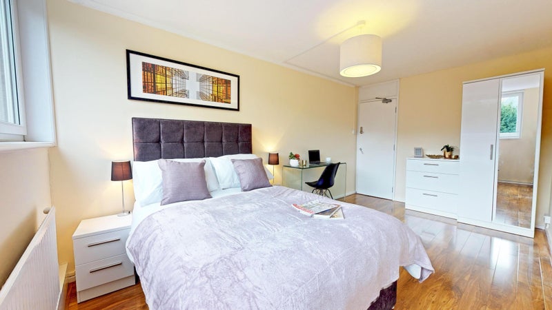 Photo 1: Bedroom 2 £940PCM - available 06/01/2026