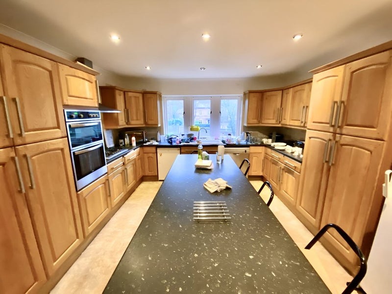 Photo 1: KITCHEN