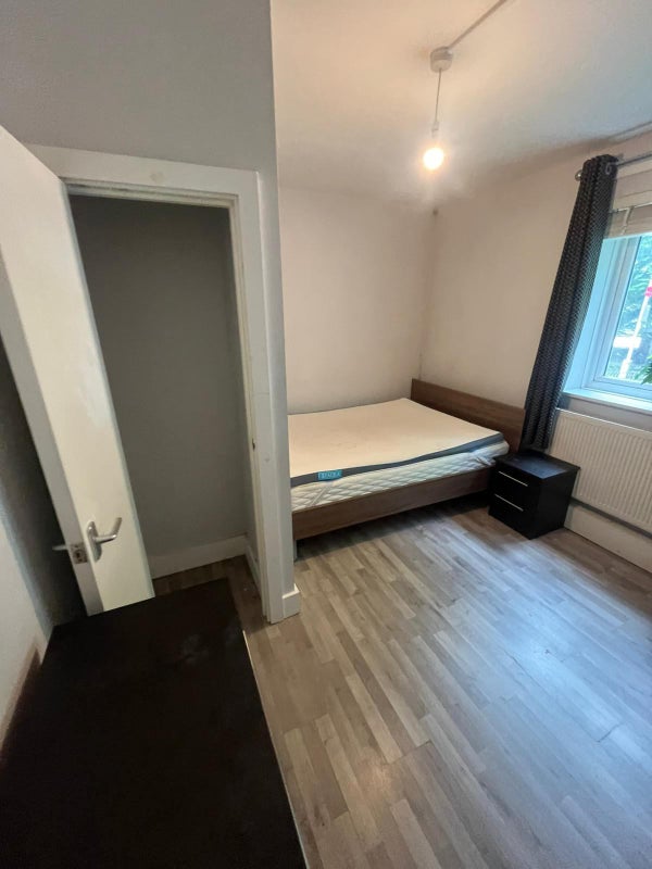 Photo 1: Room 1 (£880)