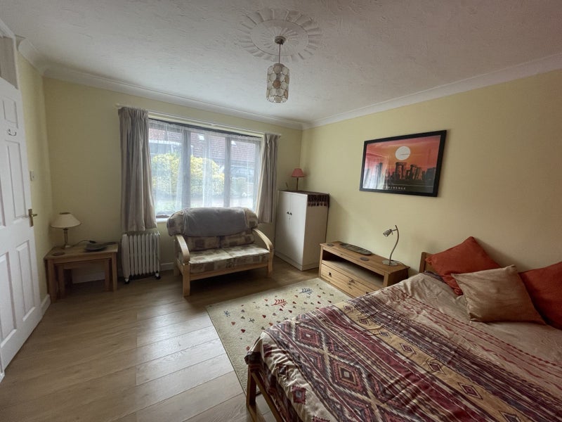 Photo 1: Bed-sitting room