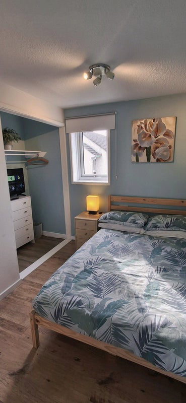 Photo 1: Room for rent - double bed (linens supplied), hanging and storage space, TV with Freeview and Netfli