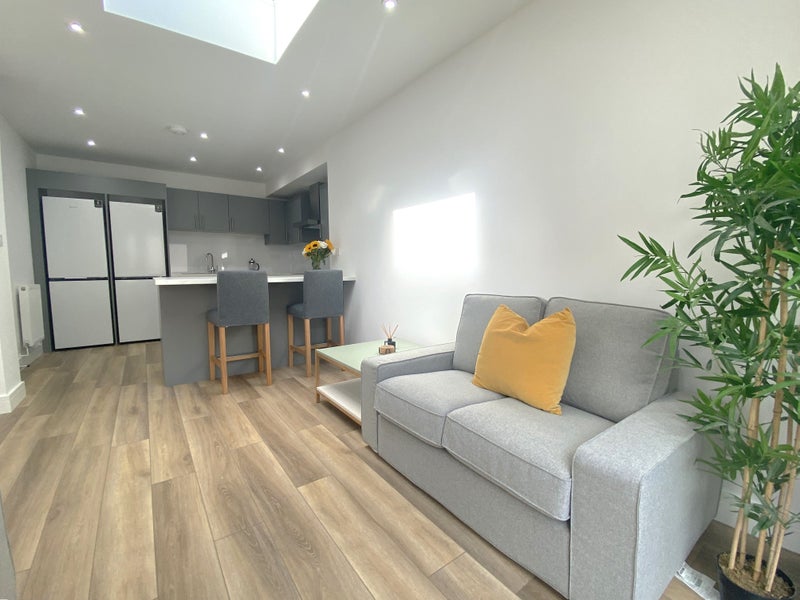 Photo 1: Lounge/kitchen