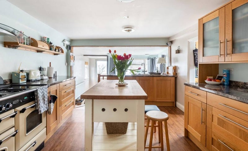 Photo 2: Kitchen