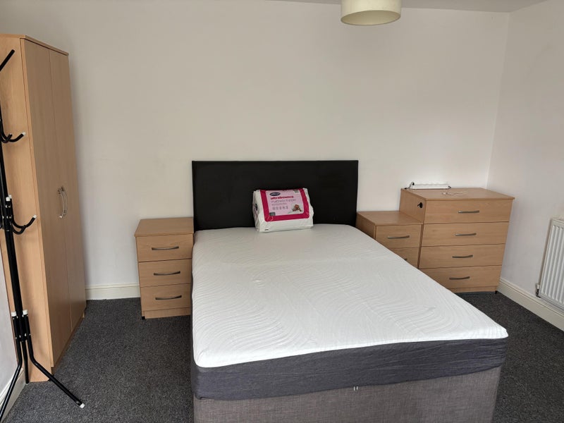 Photo 1: Double bedroom 