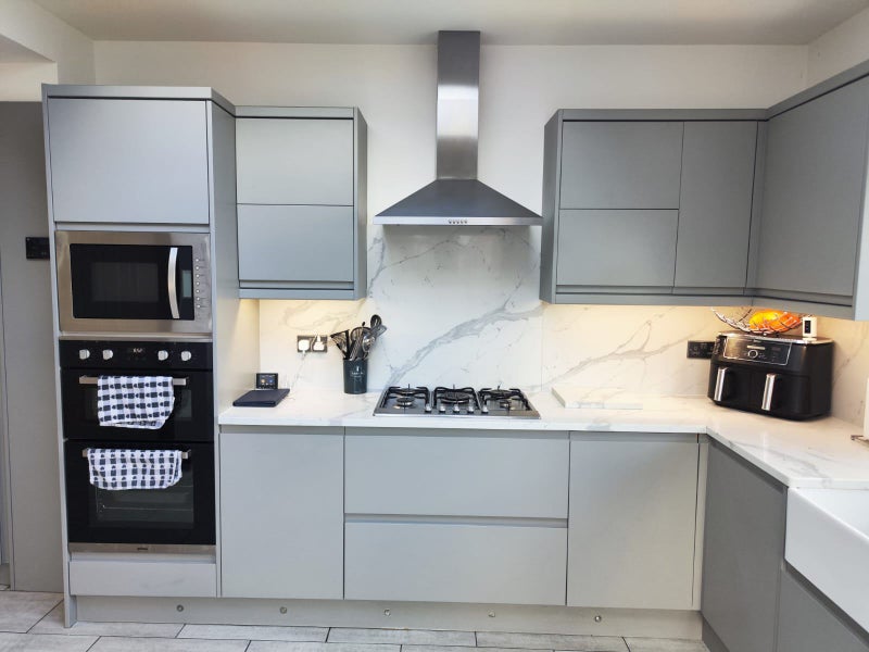 Photo 6: Fully equipped kitchen 