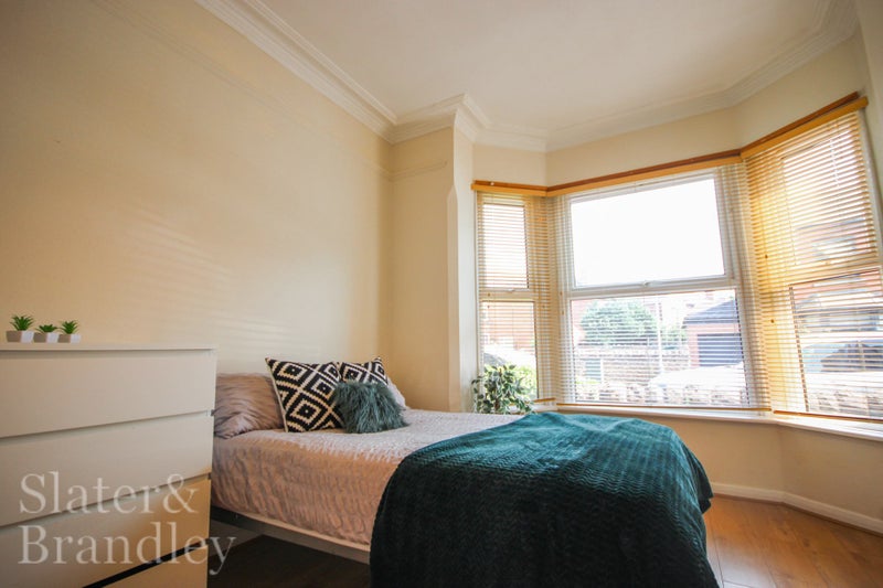 Photo 1: Room 1