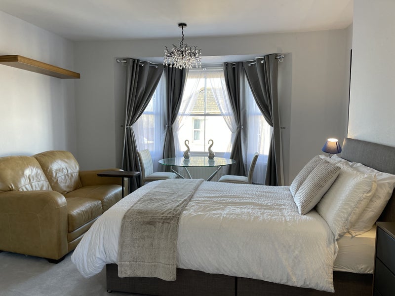 Photo 1: Bright and Airy