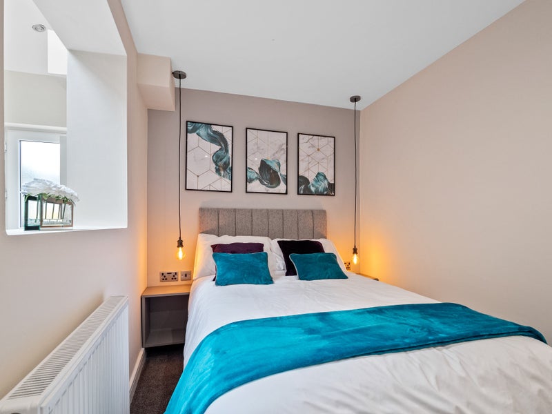Photo 1: Room 4