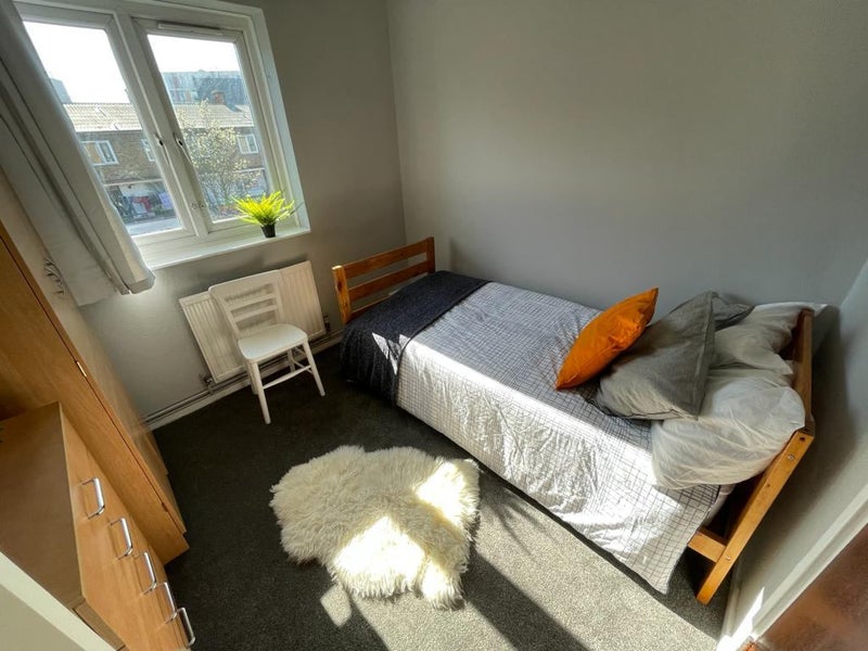 Photo 1: Room 4 - Available from 01/08- £700