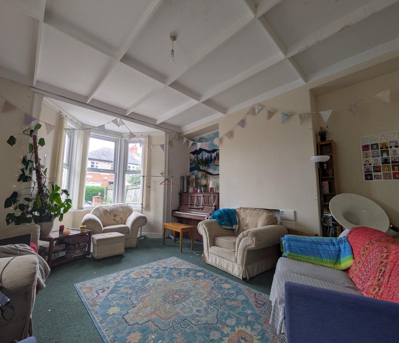 Photo 1: Living room 