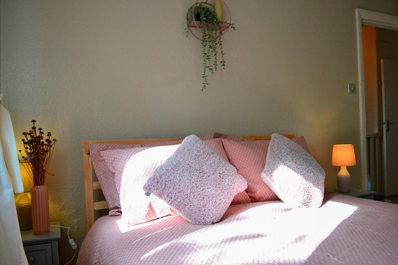 Photo 1: Bedside tables, lamps, furnishings, etc.