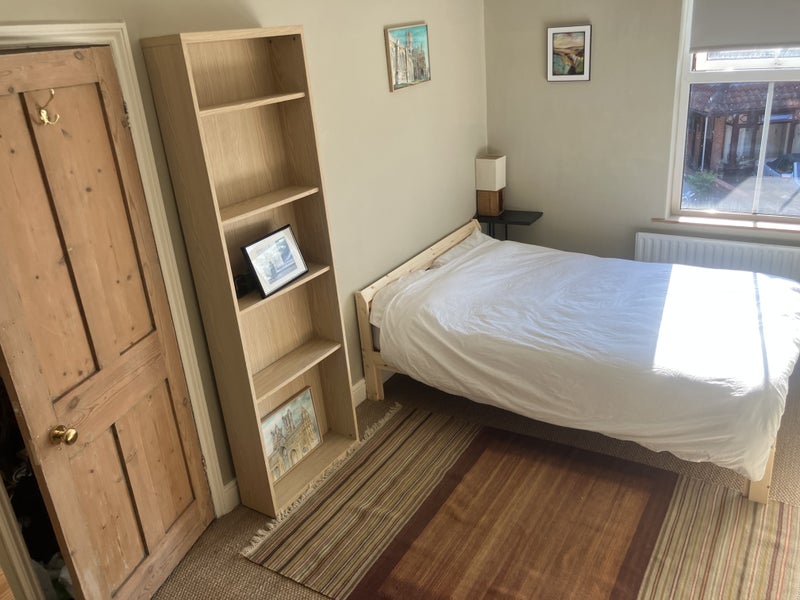 Photo 1: Light and spacious bedroom - fully furnished