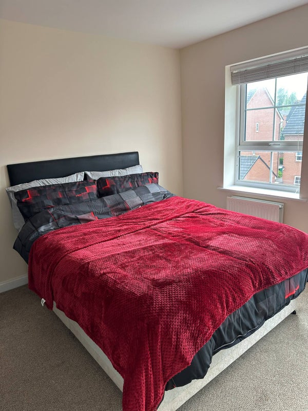 Photo 1: Double Bed