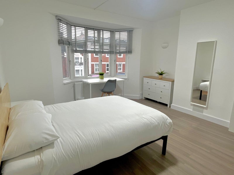 Photo 1: room 2