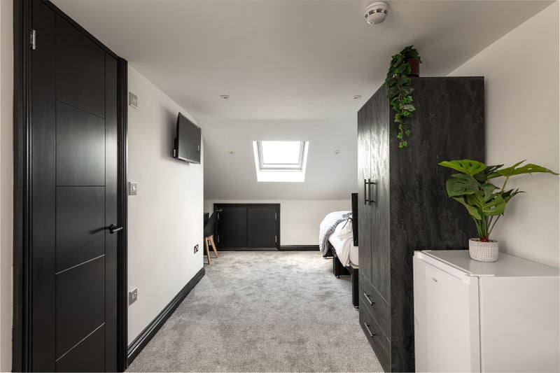 Photo 1: Room 6 - Ensuite Kitchenette Room £850