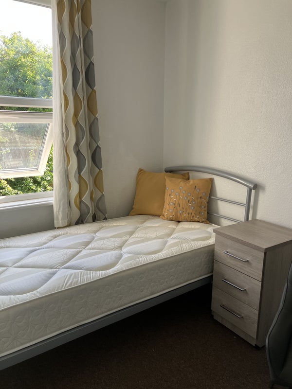 Photo 1: Newly furnished single bedsit overlooking garden