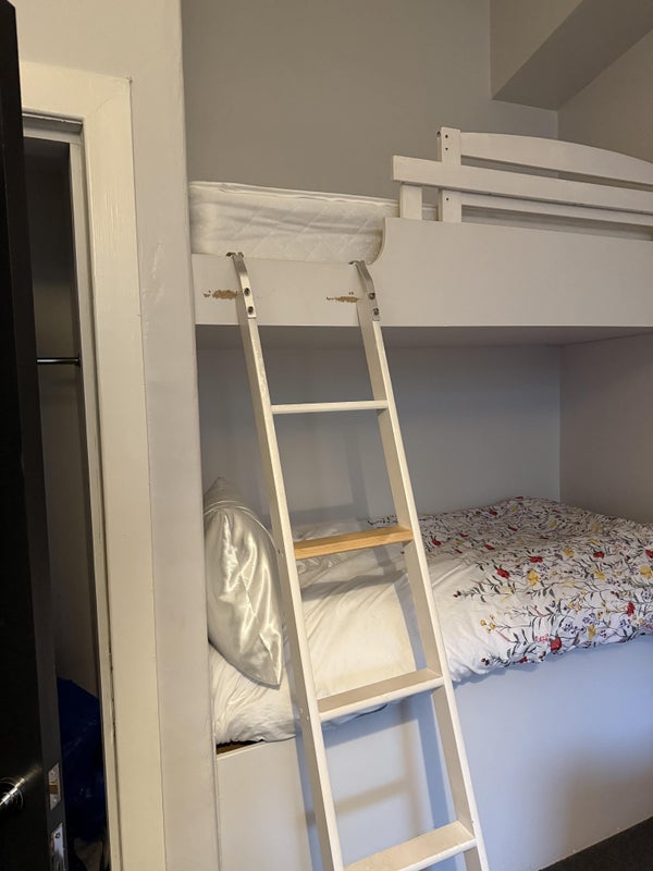 Photo 1: Beds available