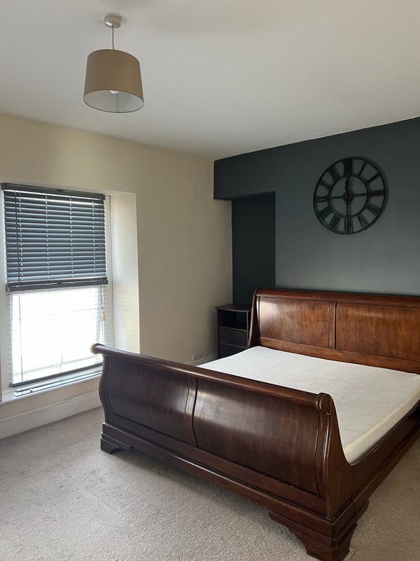 Photo 1: Room 5