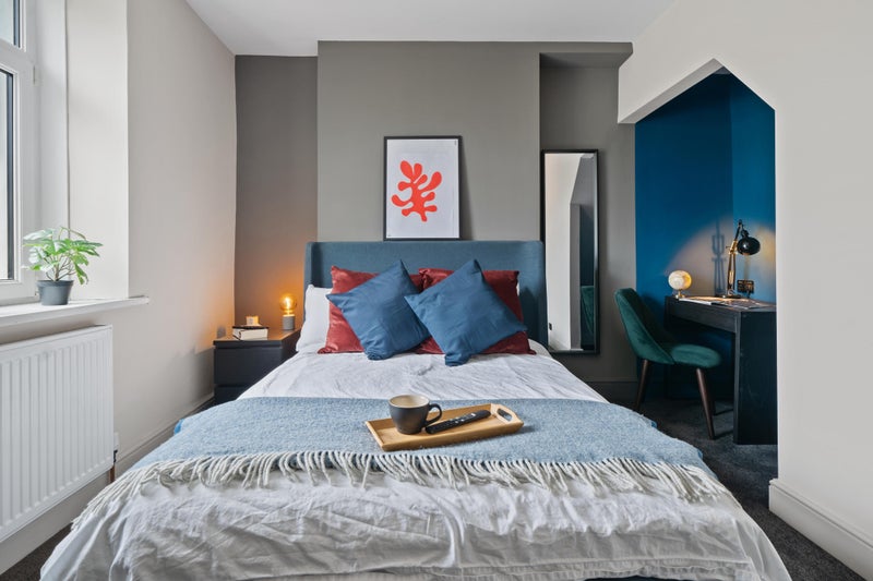 Photo 1: Bedroom 3