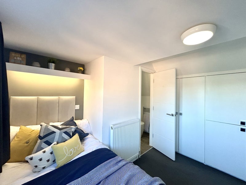 Photo 1: Room 9 - All bills included