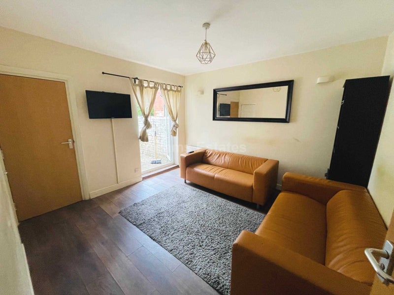 Photo 1: Spacious lounge area,that leads out to the garden