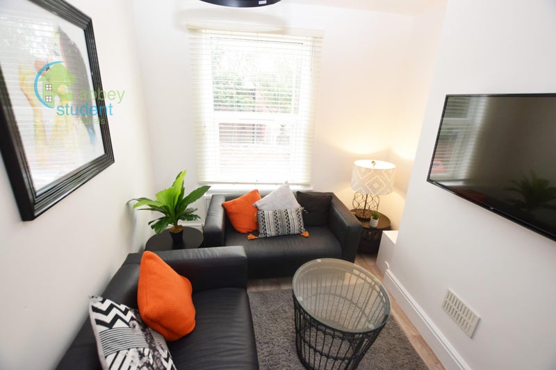 Photo 1: Lounge