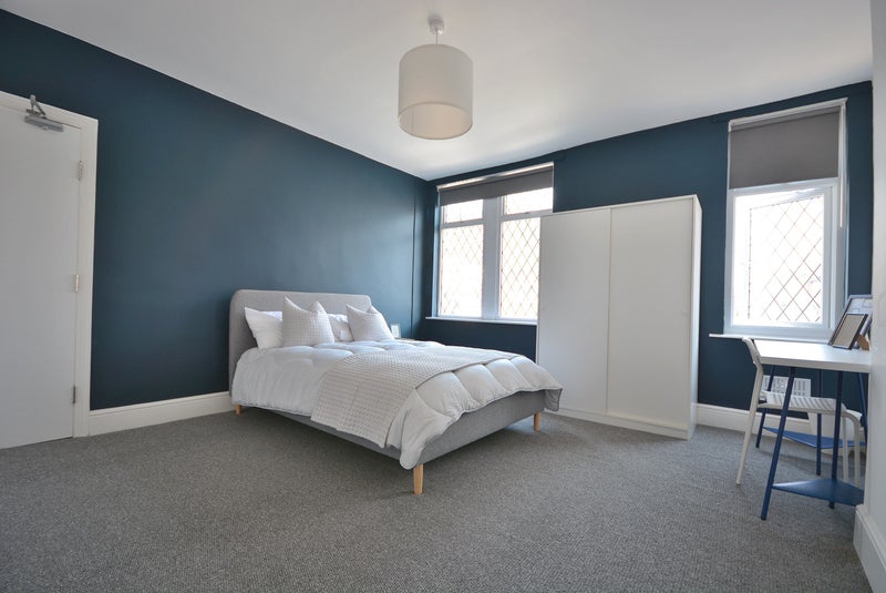 Photo 1: Room 4