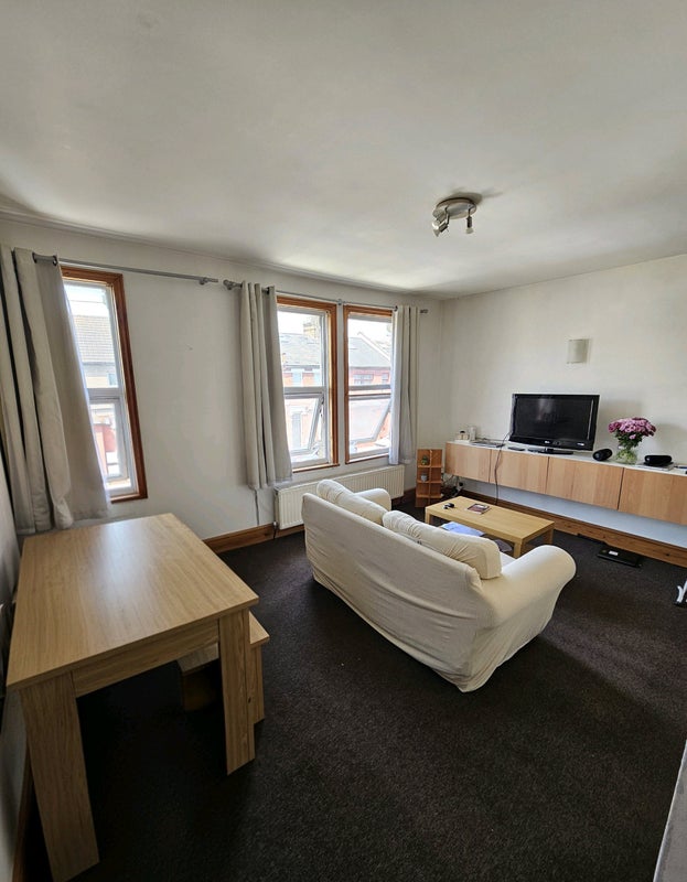 Photo 1: Living