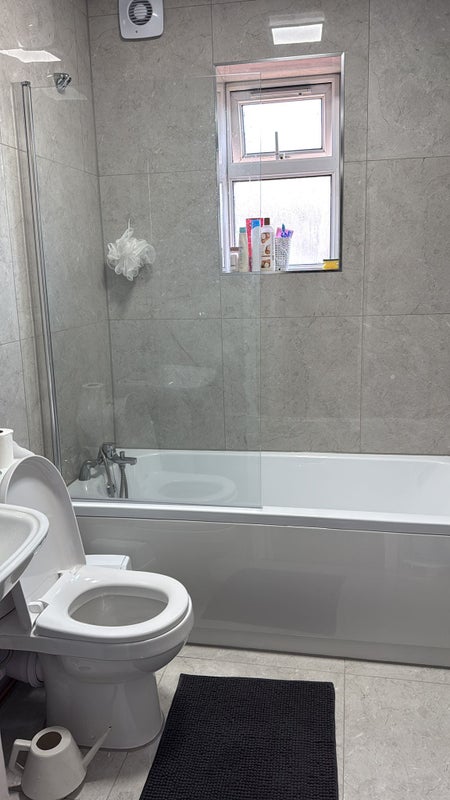 Photo 4: Washroom shured
