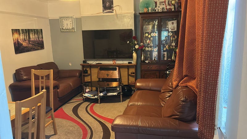 Photo 1: Lounge 