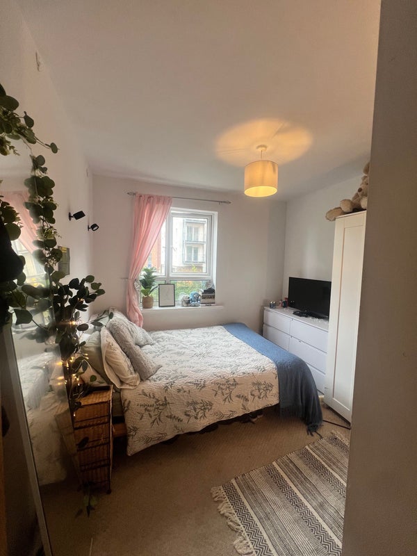 Photo 1: Bedroom